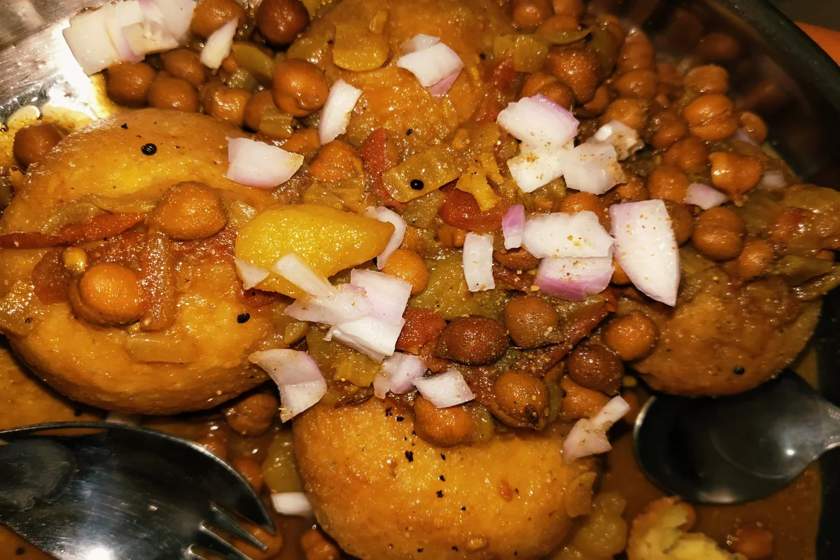 धुस्का और आलू चने की सब्जी